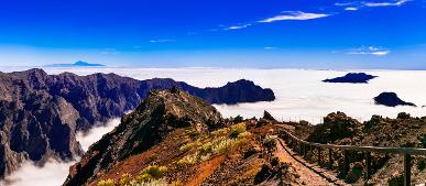 Wanderweg und Berge im Wolkendicht auf La Palma