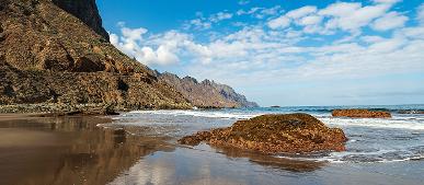 Strand in La Gomera mit schroffen Klippen an der Seite