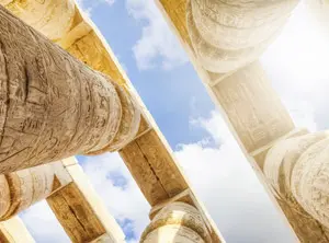 Colonnes monumentales d’un temple antique en Égypte sous un ciel bleu