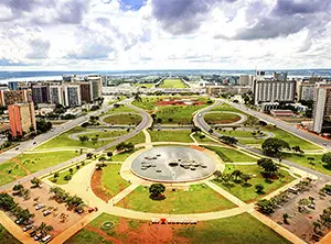 Blick auf Brasília zeigt moderne Architektur, ausgedehnte Grünflächen und kurvige Straßen.