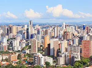 Blick auf die Skyline von Curitiba, Brasilien, mit hohen Gebäuden und Grünflächen.