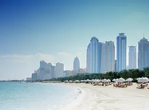 Plage de Dubaï avec la skyline moderne en arrière-plan