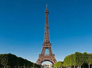 Tour Eiffel vue depuis le Champ-de-Mars sous ciel bleu