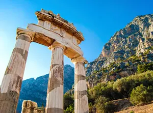 Temple d’Athéna Pronaia à Delphes, entouré de montagnes, l’un des principaux sites d’excursion depuis Athènes.