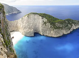 Falaises blanches de Navagio avec plage de sable et eau turquoise à Zakynthos