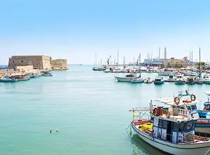 Hafen von Heraklion mit Booten und Festung an der Küste von Kreta