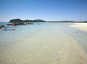 Plage de sable blanc en Sardaigne avec eau turquoise peu profonde