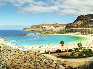 Playa de Amadores auf Gran Canaria mit halbkreisförmiger Bucht, Sandstrand und türkisblauem Wasser