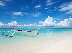 Traditionelles Boot vor der Küste von Cebu, Philippinen, umgeben von klarem Wasser und weißem Sandstrand.