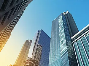 Moderne Hochhäuser in Makati, Philippinen, unter einem klaren blauen Himmel, repräsentieren städtisches Leben und Aktivität.