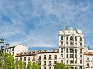 Immeubles élégants à Madrid avec façades claires et architecture classique