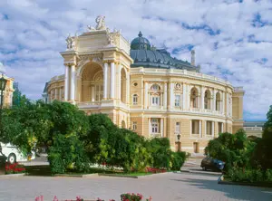 Opernhaus in Odessa, Ukraine, mit umliegenden Grünflächen und blauem Himmel.