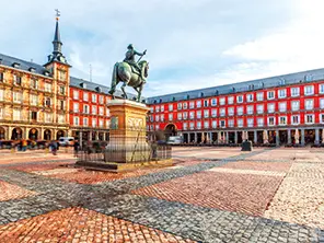Plaza Mayor à Madrid avec statue équestre et arcades historiques