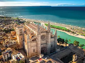 Cathédrale de Palma dominant la baie de Majorque