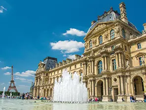 Musée du Louvre avec fontaines et façade historique à Paris