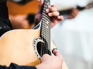 Guitariste jouant de la guitare portugaise lors d’une performance de fado