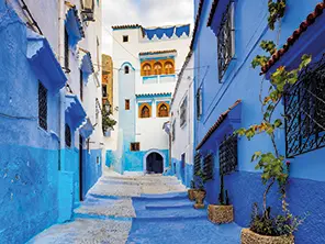 Ruelle étroite aux façades bleues dans une médina marocaine