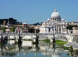 Vue sur la basilique Saint-Pierre et le pont Saint-Ange depuis le Tibre, au Vatican.