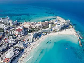 Zone hôtelière de Cancún avec plage, eau turquoise et hôtels en bord de mer