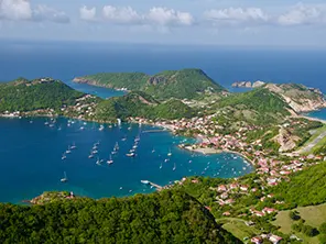 Baie des Saintes en Guadeloupe avec eau turquoise, voiliers et collines verdoyantes