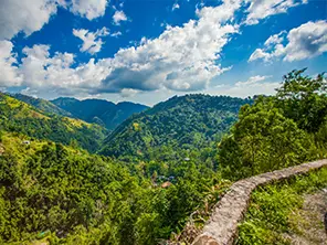 Montagnes Blue Mountains en Jamaïque avec collines verdoyantes, vallée et sentier en pierre