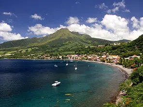 Vue sur Saint-Pierre en Martinique avec baie, bateaux et volcan Montagne Pelée en arrière-plan