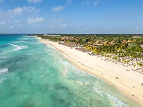 Strand von Playa del Carmen an der Riviera Maya mit hellem Sand, türkisfarbenem Wasser und Palmen
