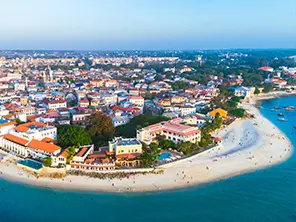Vue sur Stone Town à Zanzibar avec plage et eau turquoise