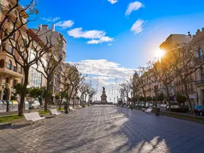 Rambla Nova à Tarragone, avenue bordée d’arbres avec bâtiments et monument au centre