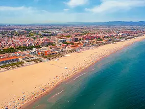 Plage de Malvarrosa à Valence avec sable, mer et ville en arrière-plan