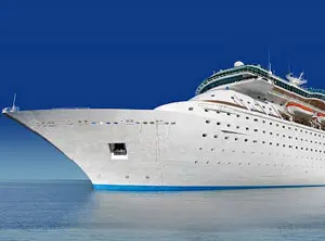 Bug eines weißen Kreuzfahrtschiffes unter blauem Himmel