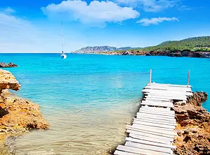 Balearen - Strand Ibiza mit Steg