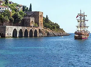 Piratenboot vor der historischen Seldschuken-Werft in Alanya