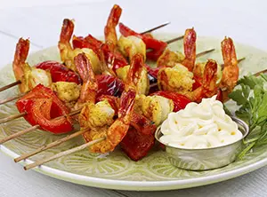 Gegrillte Garnelenspiesschen mit Gemüse und Dip