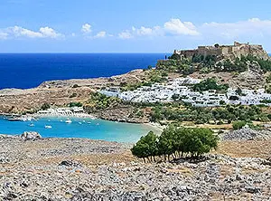 Lindos mit weiß getünchten Häusern und Akropolis auf Rhodos