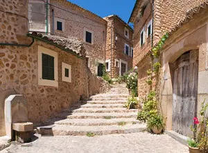 Historische Steingasse mit traditionellen Häusern in Fornalutx auf Mallorca