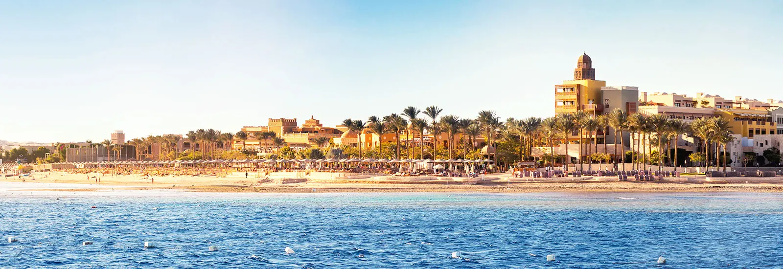 Hurghada Ansicht - Küste mit Palmen und Stadt im Hintergrund
