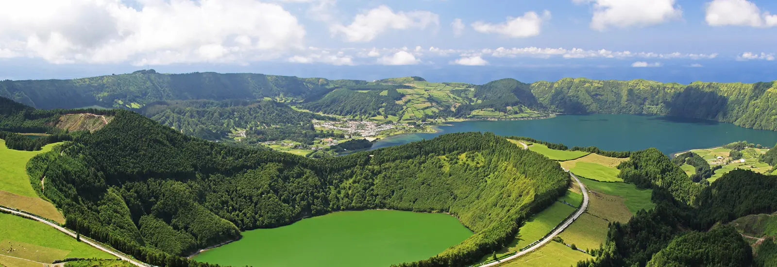 Grüner Lagoa do Canário - umgeben von Bäumen und Feldern