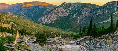 Antikes Theater in Delphi bei Sonnenuntergang