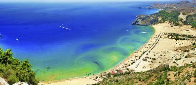 Ausblick auf Tsambika Beach von oben - Strand und türkisblaues Meer mit Badegästen