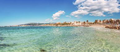 Playa de Palma Mallorca mit klarem Wasser, Palmen und Hotels