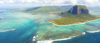 Luftaufnahme der Halbinsel Le Morne Brabant auf Mauritius mit dem berühmten optischen Phänomen des unterseeischen Wasserfalls im türkisfarbenen Ozean.