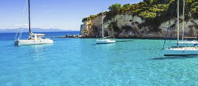 Segelboote an der Küste von Chalkidiki