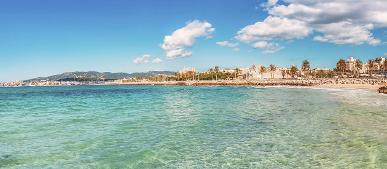 Playa de Palma Mallorca mit klarem Wasser und Palmen und Hotels