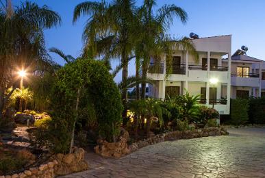 Coliseum Studios & Apartments