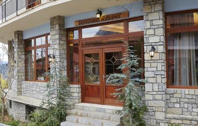 To Balcony Tis Agorianis