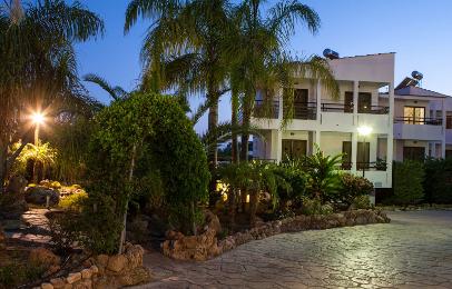 Coliseum Studios & Apartments