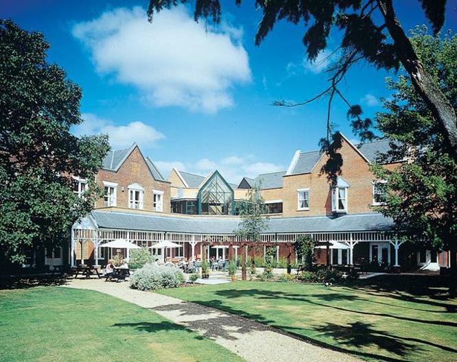 Coulsdon Manor Hotel and Golf Club - Außenansicht