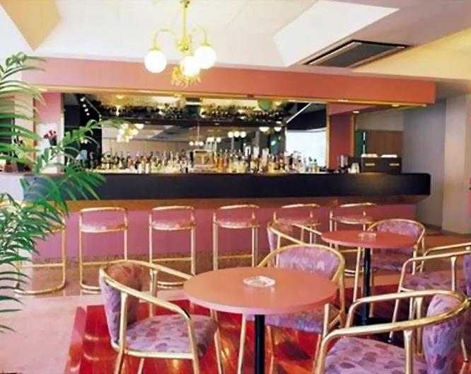 Adelaide Meridien Hotel & Apartments - Essen und Trinken