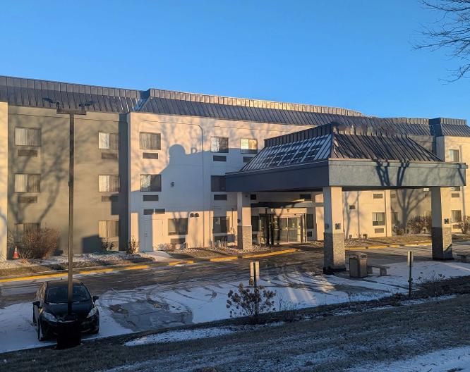 Ramada by Wyndham Bolingbrook - Außenansicht